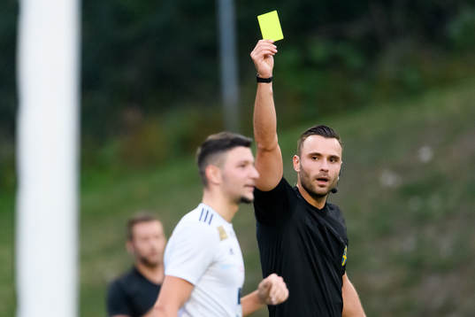 Oskarshamns Ylli Podrimcaku får gult kort av domare Albert