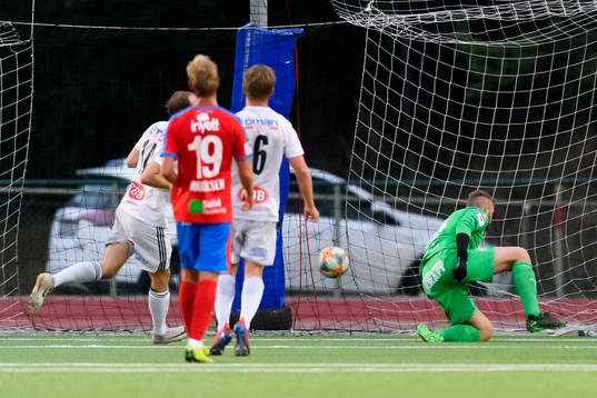 Oskarshamns Christopher Christensson gör 2-1 på straff