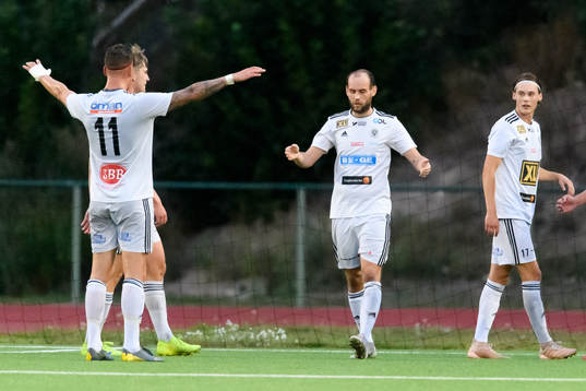 Oskarshamns Christopher Christensson jublar efter att han gjort 2-1 på straff