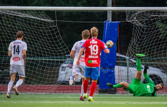 Oskarshamns Christopher Christensson gör 2-1 på staff bakom Helsingborgs målvakt Alexander Nilsson
