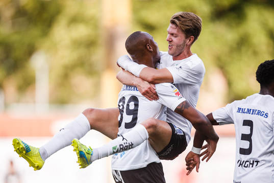 Örebros Carlos Strandberg och Martin Broberg jublar efter 0-2