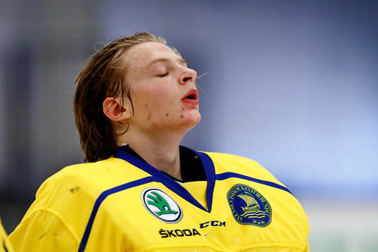 Sveriges målvakt Carl Lindbom innan U17-landskampen i