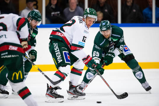 Frölundas Max Friberg mot Färjestads Vojtech Mozik