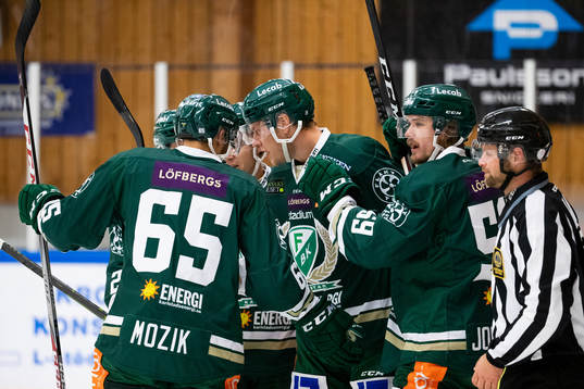 Färjestads Victor Ejdsell jublar med lagkamrater