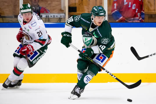 Färjestads Axel Ottosson före Frölundas Karl Henriksson