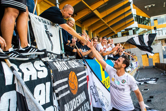 Örebros Nordin Gerzic jublar och tackar publiken