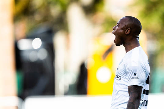 Örebros Carlos Strandberg jublar