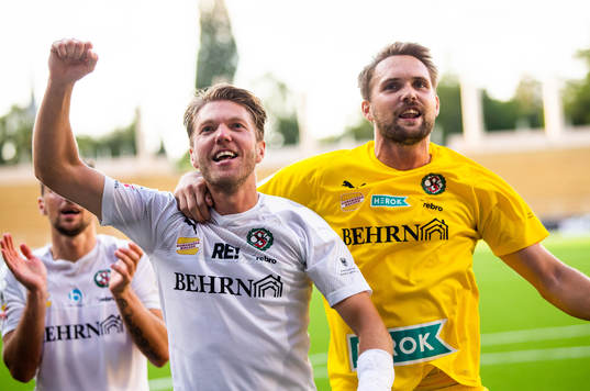Örebros Martin Broberg och målvakt Oscar Jansson jublar