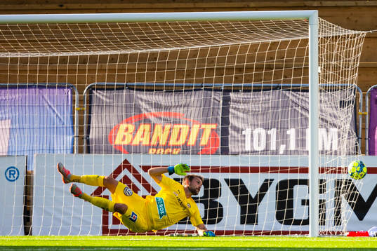 Örebros målvakt Oscar Jansson släpper in 2-4 från