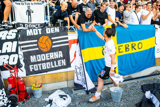 Örebros Nordin Gerzic jublar och tackar publiken