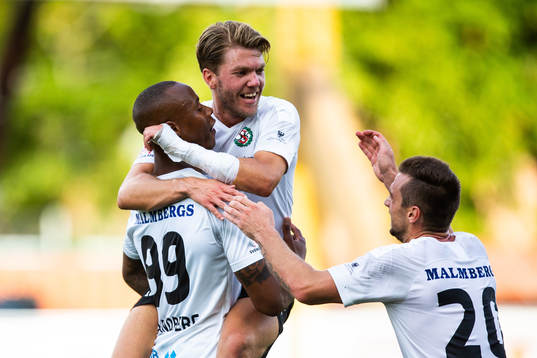 Örebros Carlos Strandberg jublar