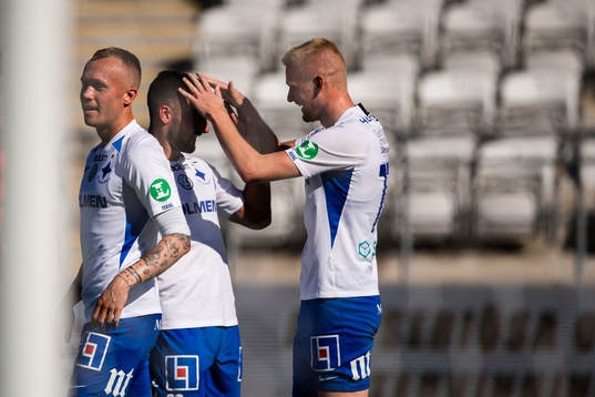 IFK Norrköpings Kalle Holmberg jublar med lagkamrater