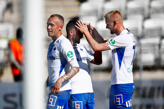 IFK Norrköpings Kalle Holmberg har gjort mål och jublar