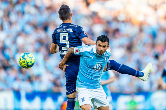 Djurgårdens Haris Radetinac och Malmö FFs Behrang Safari i nickduell