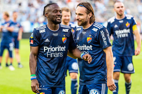 Djurgårdens Mohamed Buya Turay och Kevin Walker jublar