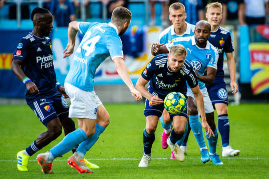 Djurgårdens Jonathan Ring och Malmö FFs Lasse Nielsen och Fouad Bachirou i duell