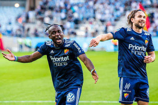 Djurgårdens Mohamed Buya Turay och Kevin Walker jublar