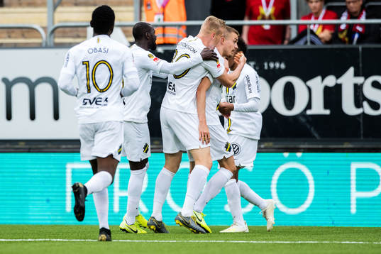 s Rasmus Lindkvist jublar med lagkamrater