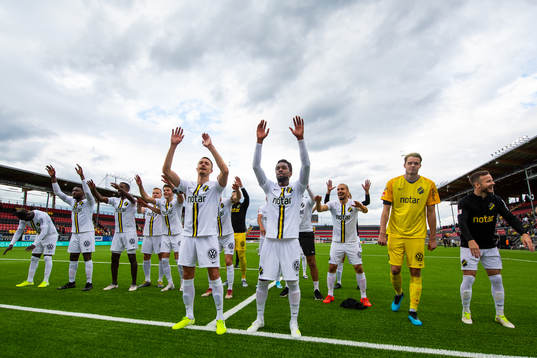 s Rasmus Lindkvist  och Heradi Rashidi jublar med publiken