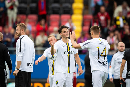 s Daniel Granli  och Karol Mets jublar