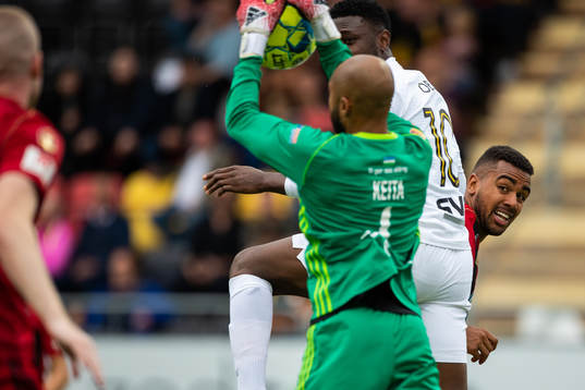 s Chinedu Obasi samtiditgt som Östersunds målvakt Aly