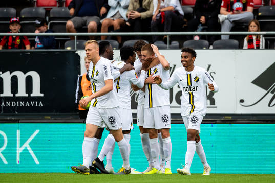 s Rasmus Lindkvist i mitten, jublar med lagkamrater