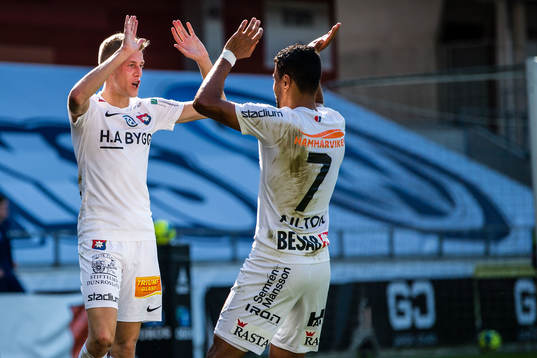 Örgrytes Alexander Bernhardsson och Ailton Almeida jublar efter 0-1