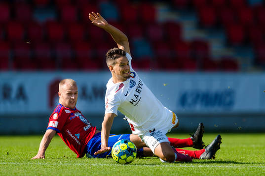 Östers Jonathan Drott  i kamp med Örgrytes Amin Affane