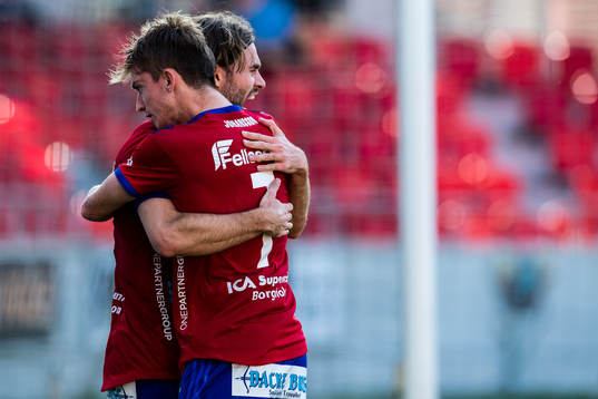 Östers Carl Johansson  och Christian Ljungberg jublar efter 1-1