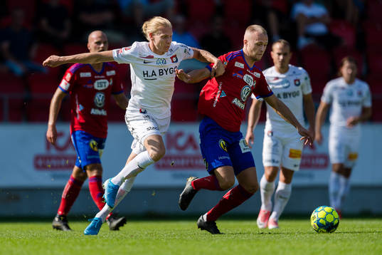 Örgrytes Gustav Ludwigson i kamp med Östers Christian Ljungberg