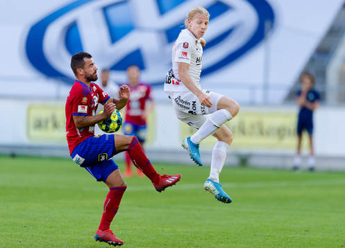 Östers Liridon Silka i kamp med Örgrytes Gustav Ludwigson