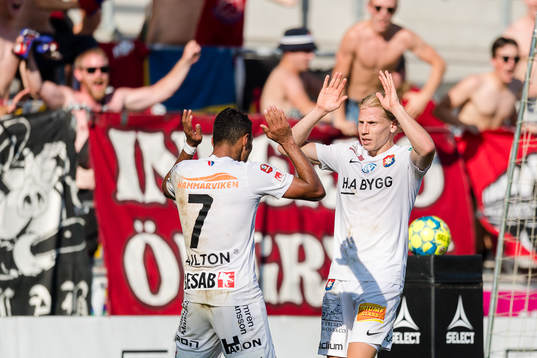 Örgrytes Ailton Almeida och Gustav Ludwigson jublar efter mål 1-3