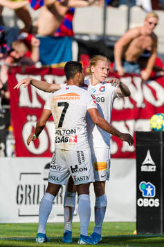 Örgrytes Ailton Almeida och Gustav Ludwigson jublar efter mål 1-3