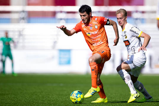 AFC Eskilstunas Anel Rashkaj och Häckens Gustav Berggren