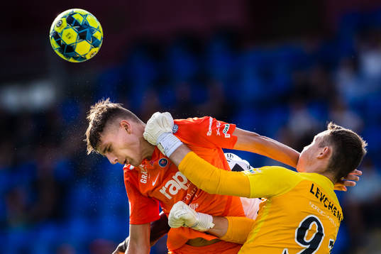 AFC Eskilstunas Pontus Rödin i duell med målvakt Ihor Levchenko