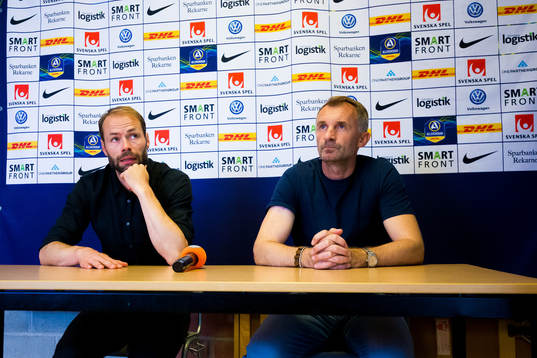 Häckens tränare Andreas Alm och AFC Eskilstunas tränare Nemanja Miljanvoic