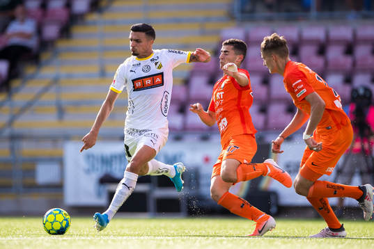 Häckens Ahmed Yasin i kamp om bollen med AFC Eskilstunas Kadir Hodzic och Ismet Lushaku