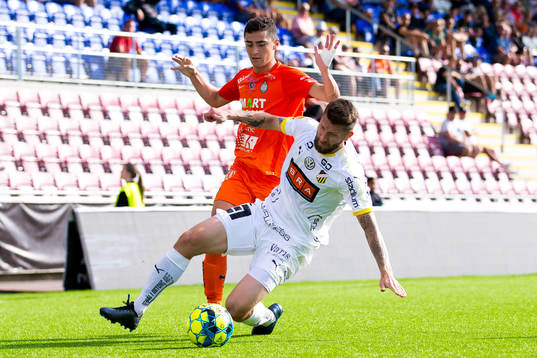 AFC Eskilstunas Kadir Hodzic och Häckens Joona Toivio
