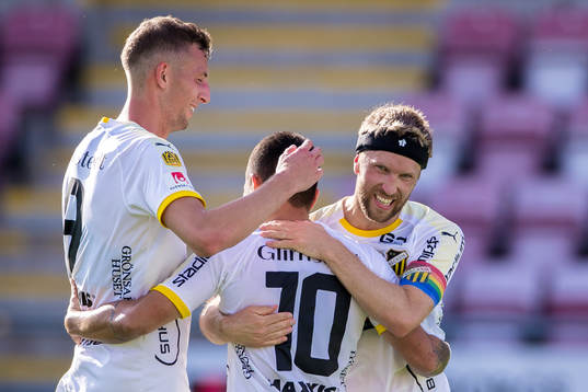 Häckens Paulinho (m) jublar med Gustaf Nilsson (v) och