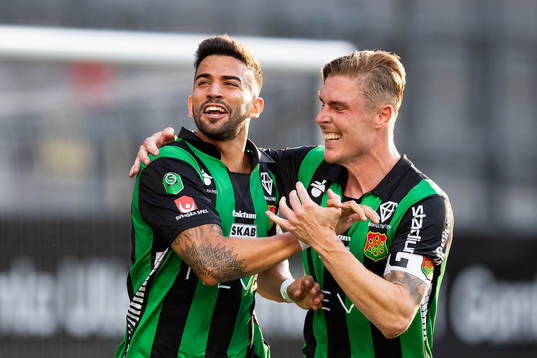 GAIS Paulo Marcelo jublar med Marcus Bergholtz efter 2-0