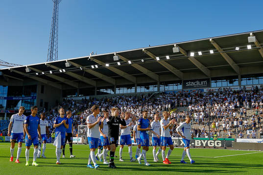 IFK Norrköpings spelare jublar och tackar publiken