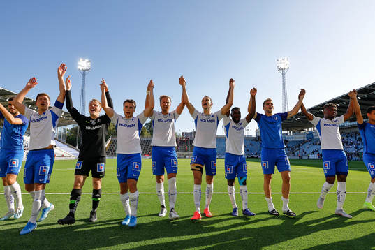 IFK Norrköpings spelare jublar och tackar publiken