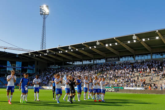 IFK Norrköpings spelare jublar och tackar publiken
