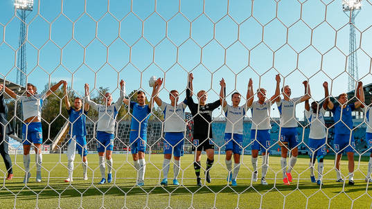 IFK Norrköpings spelare jublar och tackar publiken