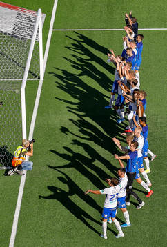 IFK Norrköpings spelare jublar och tackar publiken