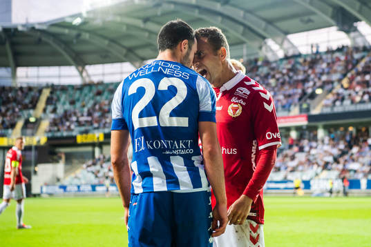 IFK Göteborgs Giorgi Kharaishvili i dispyt med Kalmars