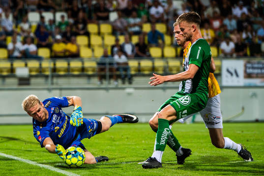 Falkenbergs målvakt Hampus Nilsson mot Hammarbys Dennis