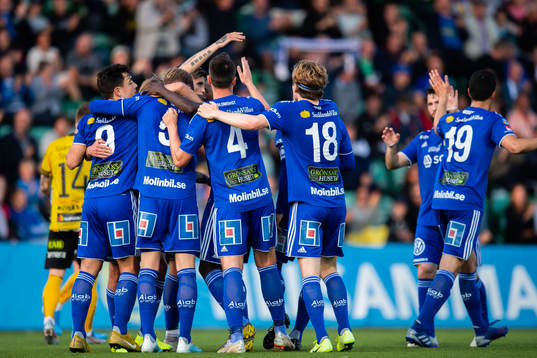 Sundsvalls Eric Björkander jublar med lagkamrater