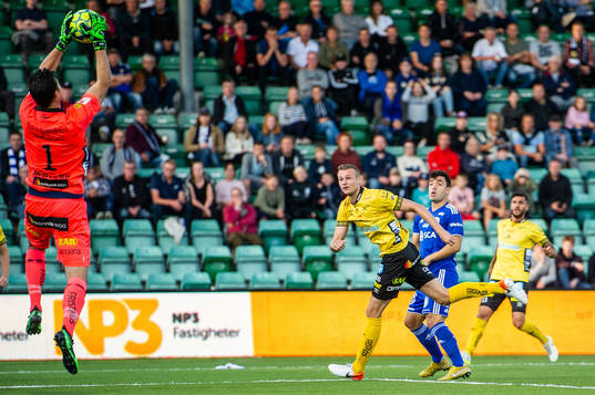 Elfsborgs målvakt Kevin Stuhr Ellegaard räddar