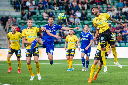 Elfsborgs Stian Rode Gregersen och Sundsvalls Pol Moreno